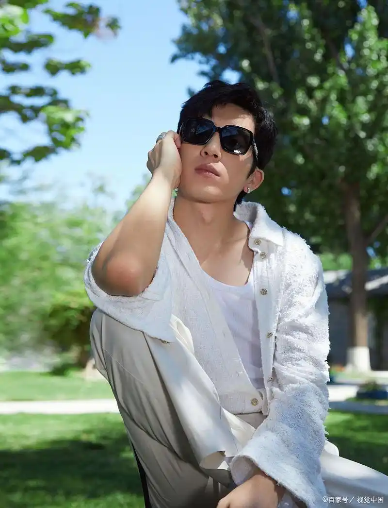 井柏然和小朋友合照,眼神宠溺,爱心满满