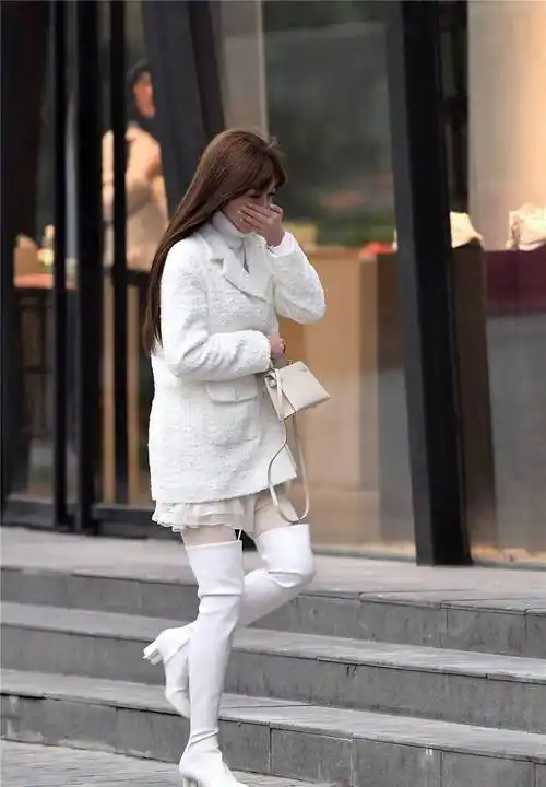 白色粗跟过膝靴,搭配白色丝袜,毛衣和外套都是白色的_款式_美女_效果