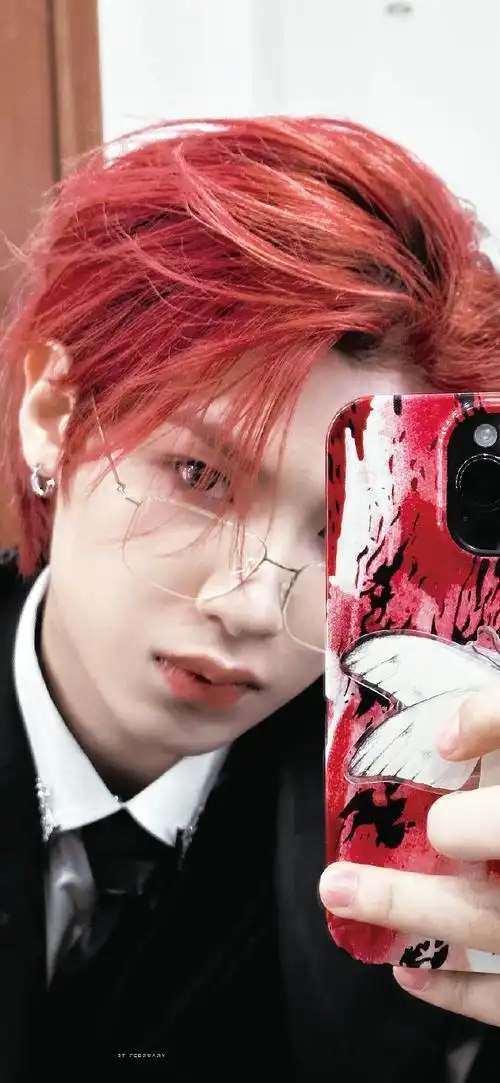 黄明昊红发对镜库存