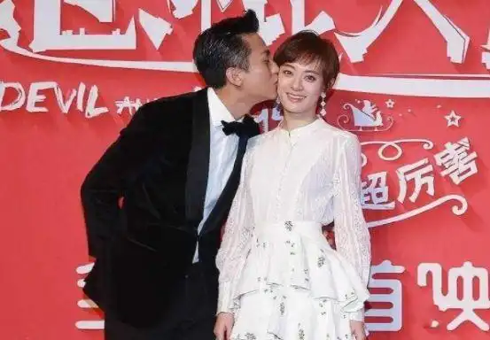 孙俪夫妇罕合体她穿碎花裙气质脱俗似仙女邓超当众索吻太可爱