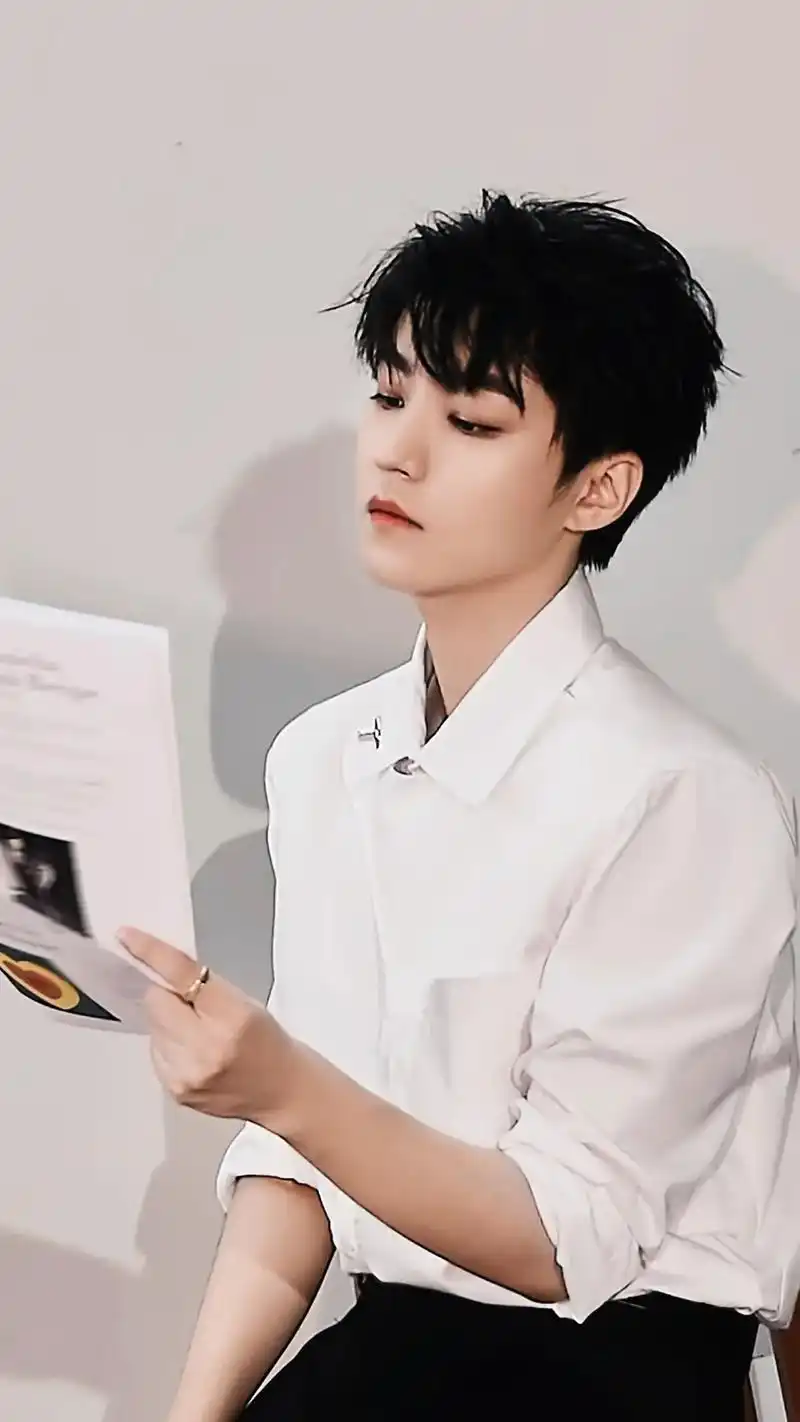 王俊凯 白衬衣好帅! - 抖音