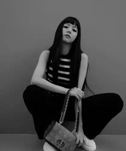 金智秀elle大片来了,今天是甜酷girl