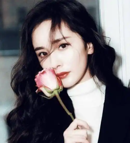 杨幂"18岁旧照"被曝光,关掉10级美颜后,原装脸让大家意外_周星驰_策划