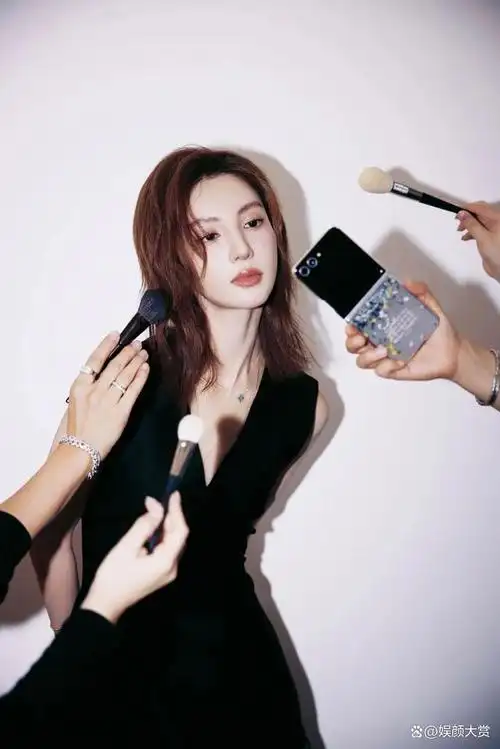 「金晨唯美写真」黑色v领短裙,甜美优雅,简约时尚