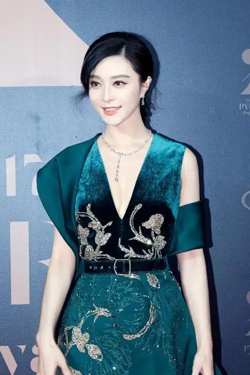 瘦下来的范冰冰穿深v礼服出席活动,美出新高度