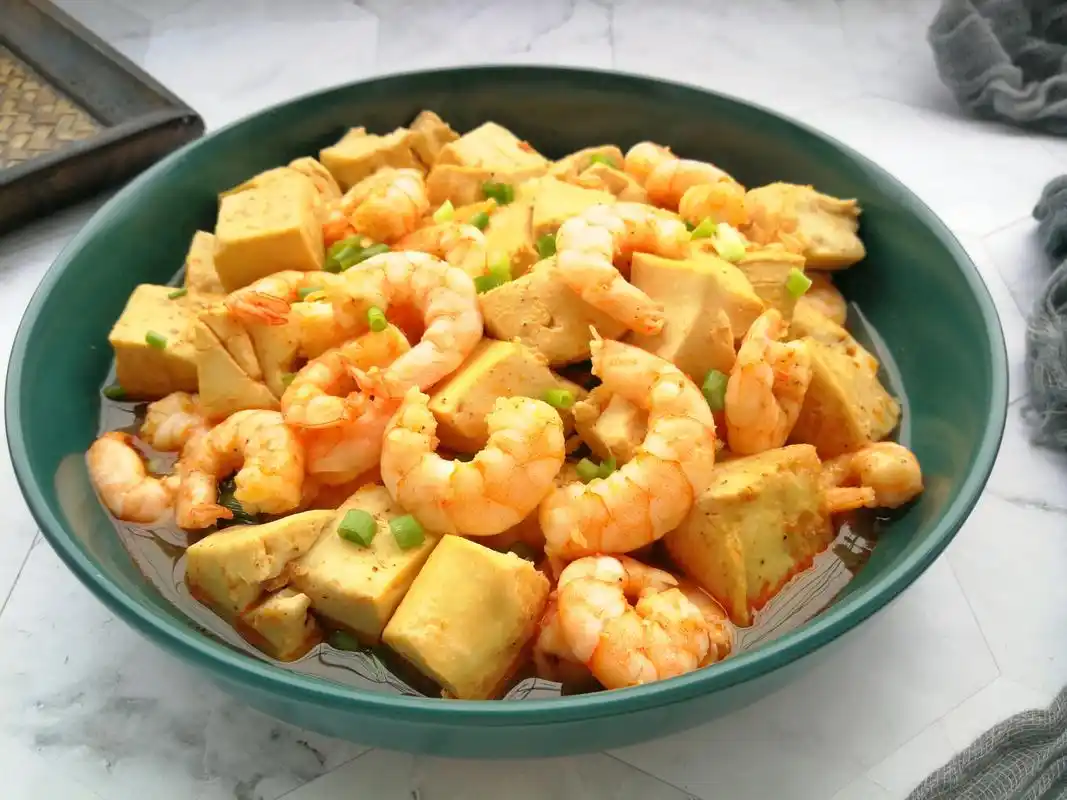 虾仁炖豆腐,虾头不要扔,多做一步,连味精都不要放,营养翻倍