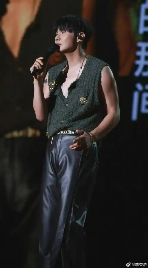 李荣浩佛山演唱会##李荣浩手臂肌肉