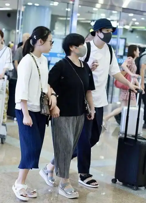 小沈阳一家走机场老婆女儿穿衣风格一致同穿七分阔腿裤太土味