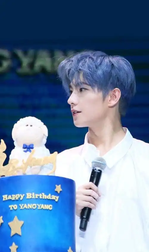 而染发的颜色从最开始的单一发展成了多变的颜色 生日会上杨洋的奶奶