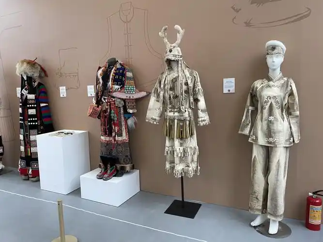 赫哲族鱼皮服饰亮相展会(图片由省文旅厅提供)