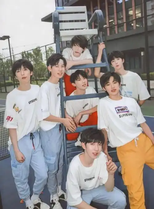 时代少年团合影壁纸:吃西瓜的小炸们好帅呀