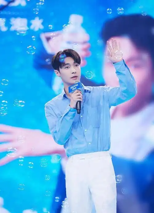 张艺兴着天蓝纯白似清爽王子留黑色短发俊朗又贵气