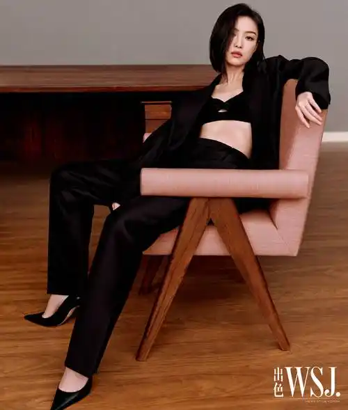 倪妮修身套装勾勒纤细腰肢 大秀美背气场全开