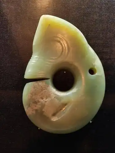 红山文化出土大量精美玉器,陶器,祭坛,女神庙,积石冢等相关遗址的发现