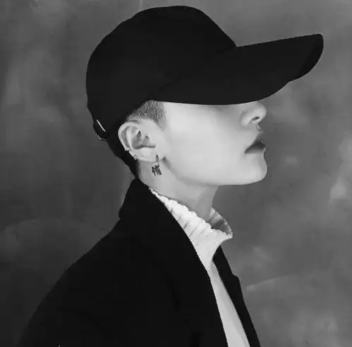 另外,还有人想问求一张帅气加霸气的男人照片当头像,头像男生霸气冷酷