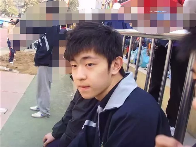 组图:网曝邓伦高中时期青涩照 粉色校服青春稚嫩帅气可爱