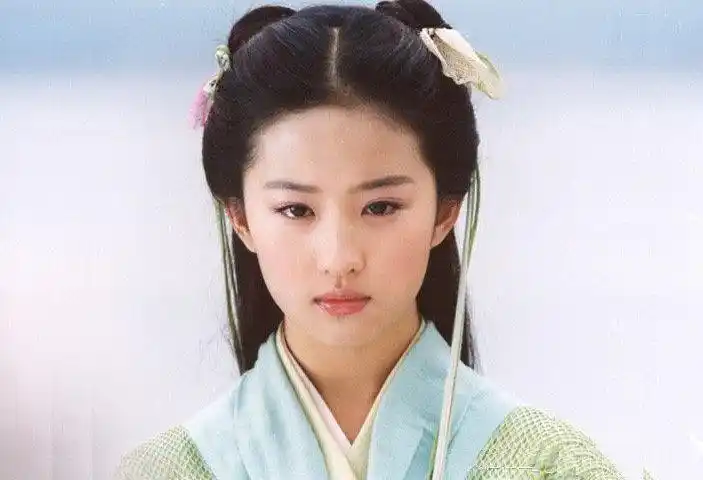 刘亦菲的颜值巅峰是在刚出道时,灵儿,王语嫣这样不食人间烟火的仙子