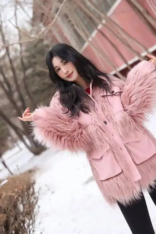 张俪是一位身高170cm的女演员,体重常年保持在96斤左右,身材比例协调