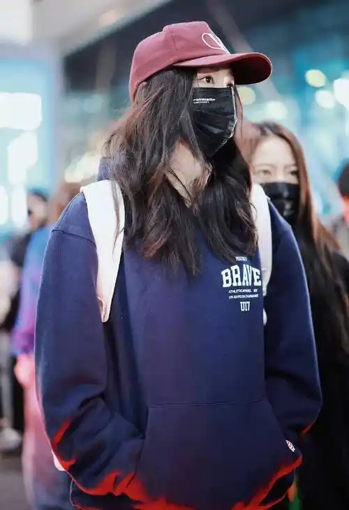 关晓彤现身机场,身穿时尚穿孔罗纹毛衣,清新休闲,尽显活力!