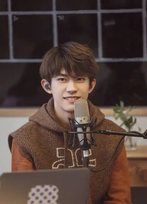 易烊千玺节目新照,红色卫衣配黑色马甲,居家穿搭尽显少年青春感_外套