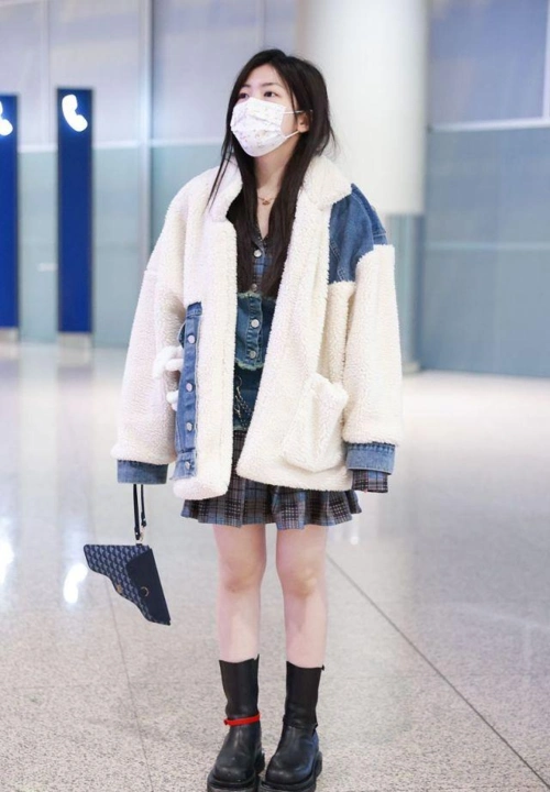 赖美云穿白色绒面大衣搭格纹牛仔裙秀细腿像个清纯的小少女