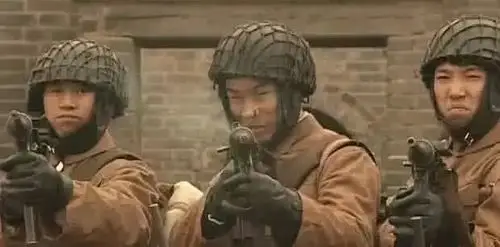 最"少儿不宜"的穿帮镜头,皇帝帽子夹烟,古代贴创口贴