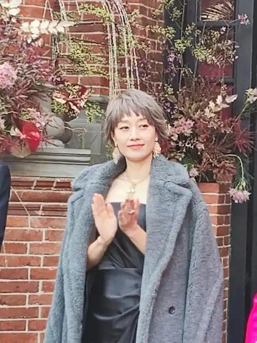 被马伊琍惊艳了!剪了新发型,穿羊羔毛大衣 抹胸裙,美出国际范|短发|时