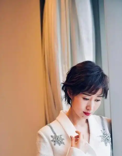 演员刘敏涛曾嫁豪门7年离婚后重返荧屏如今和女儿相依为命