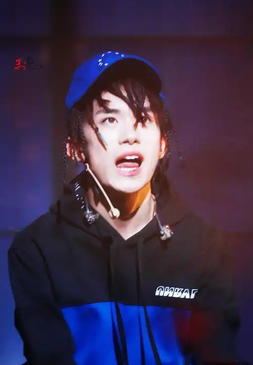 舞台上的易烊千玺光芒四射颇为俏皮的小脏辫举手投足尽显时尚