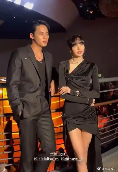 lisa与金珉奎,李钟硕分别面对媒体镜头大方同框合影,来看状态如何?