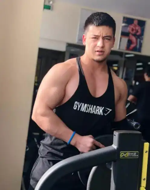 新疆小伙因羡慕朋友胸肌大而踏上撸铁的之路