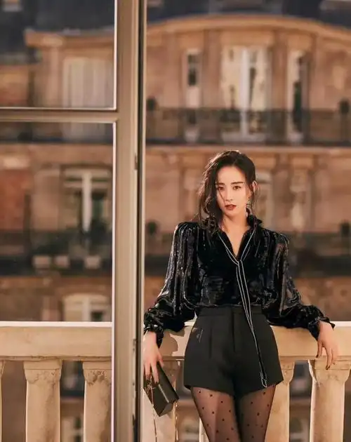 张钧甯巴黎看秀黑丝造型秀长腿性感诱惑