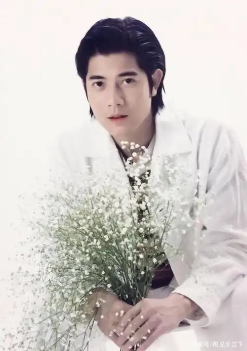 前段时间,抖音上一段郭富城年轻时候在1993年香港十大劲歌金曲中的小