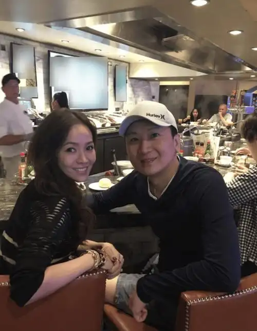 45岁侯佩岑母亲节晒全家福,携总裁老公秀恩爱,父子三人皮肤黝黑