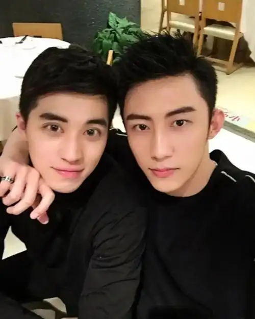 最后,柴鸡蛋决定,由科班出身的新人演员许魏洲,饰演