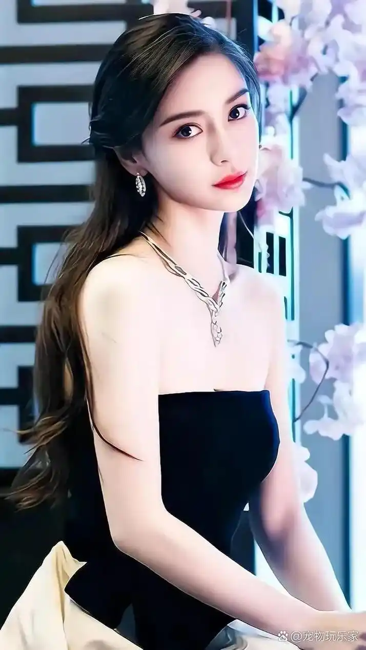 杨颖:坐拥27亿财富丝毫不慌 女星杨颖带儿子小海绵在上海某餐厅聚餐的