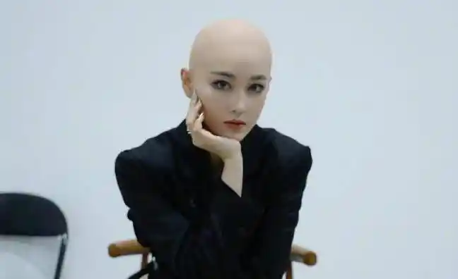 10月10日,女星张萌在社交平台曝光了自己的化妆照,挑战光头造型.