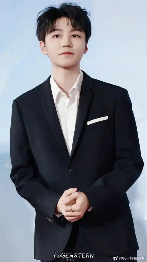 王俊凯大学生电影节红毯状态##王俊凯吐舌头好可爱