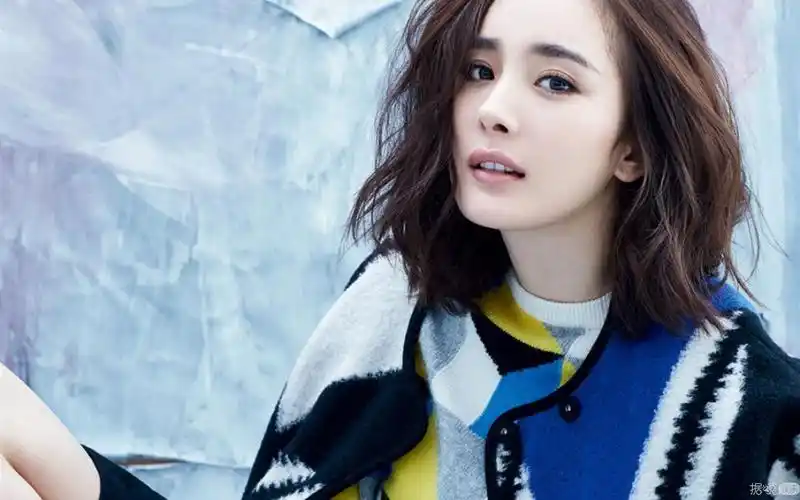 杨幂作为四小花旦之一,其姣好的外表和玲珑的身材一直是摄影师镜头