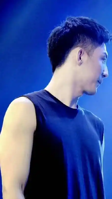 黄景瑜侧颜三宫格#黄景瑜侧脸好鲨人,心动暴击,360度无死角侧颜完美