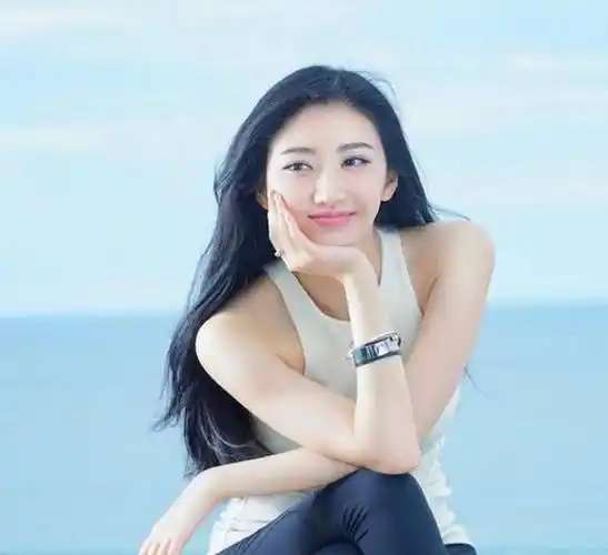 景甜蹲厕所做头发,忘了自己穿的是短裙,被网友疯狂截图留证据_本人