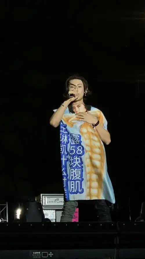 起猛了…看到小鬼在今晚音乐节露了58块腹肌 还别说……|腹肌_新浪