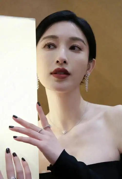 张俪穿抹胸黑色裙子,淡淡的妆,楚楚动人!__财经头条