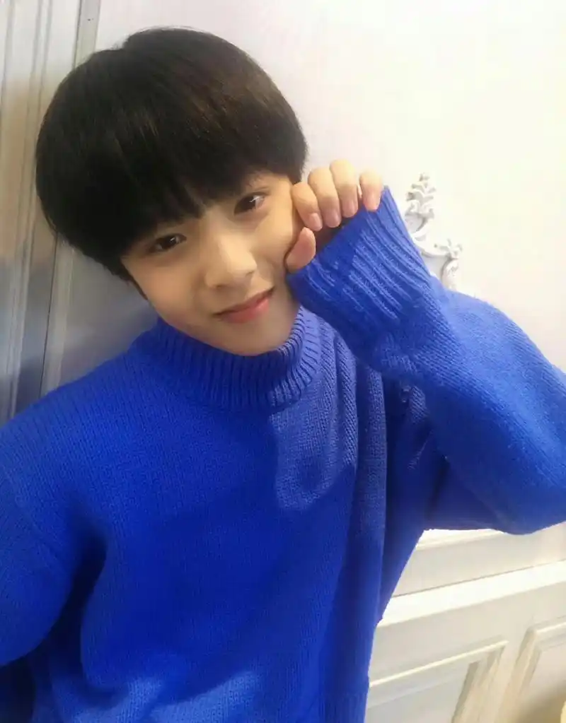 乐享周末分享吧#十三岁的刘耀文,这个动作好像在秀美甲.#时代少年团