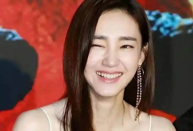 王丽坤整容?脸部僵硬,眼睛大小不一样像换了个人_因为_角色_明星