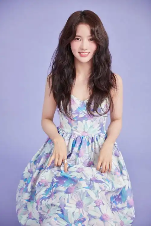 刘些宁印花裙甜美写真图片45