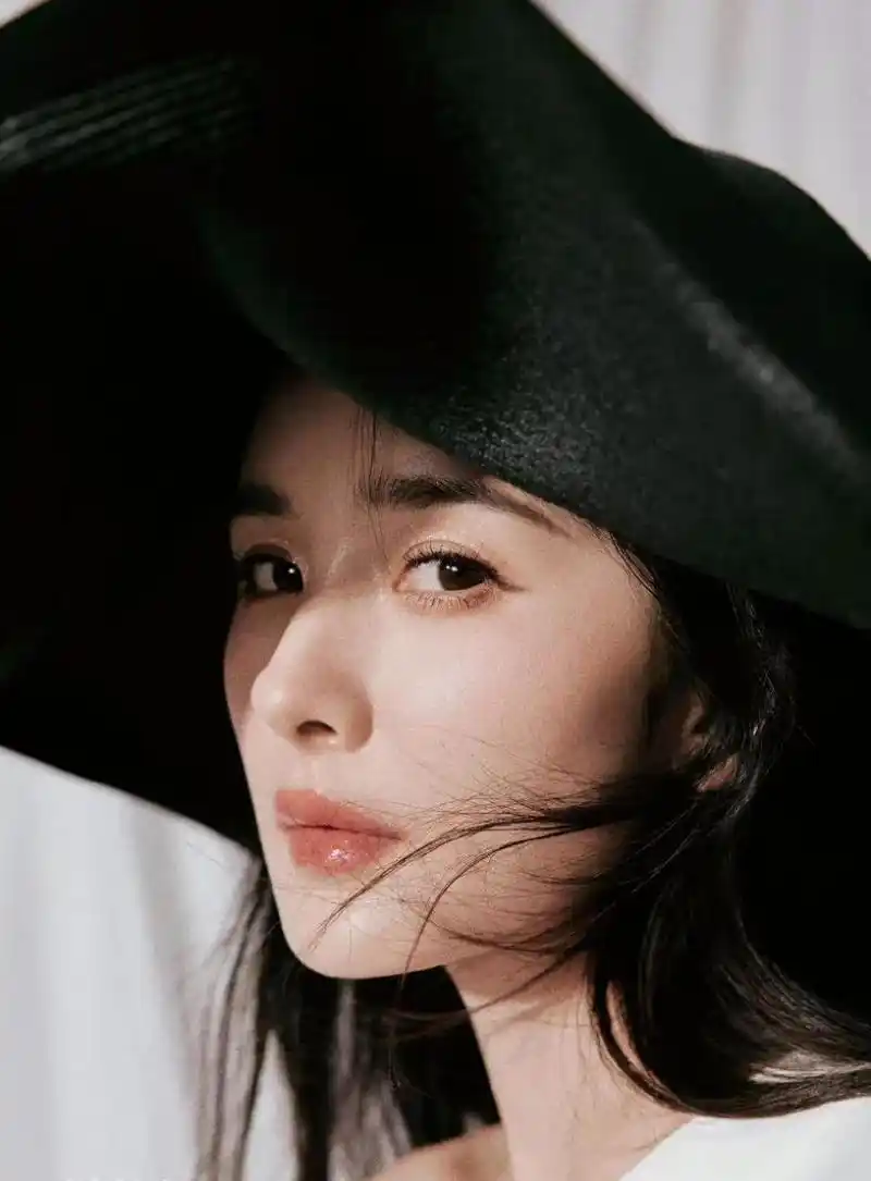 为什么要这么近距离拍杨幂的鼻子,她本来鼻孔就有一些大,嘴还有点瘪