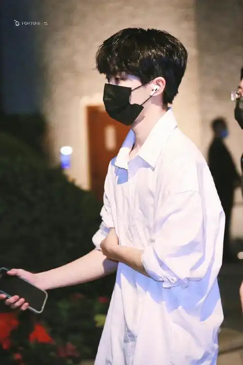 马嘉祺白衬衫领带