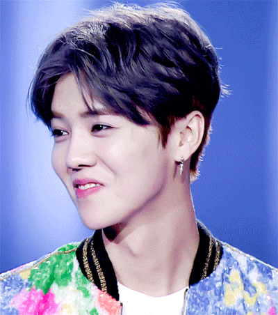 鹿晗微笑侧脸耳环gif动图_动态图_表情包下载_soogif