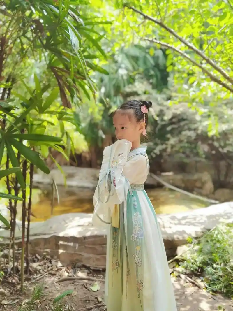 喜欢古风的小女孩#汉服小仙女 #古风 #记录美好童年 - 抖音